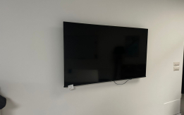 LOTTO 5 - N. 2 monitor Hisense oltre n. 3 monitor PC Philips